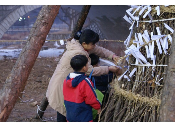홰에 소원지 꽂기